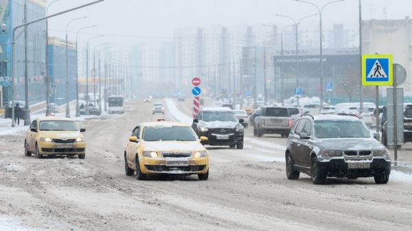 Автоэксперт перечислил девять правил езды на автомобиле в непогоду зимой