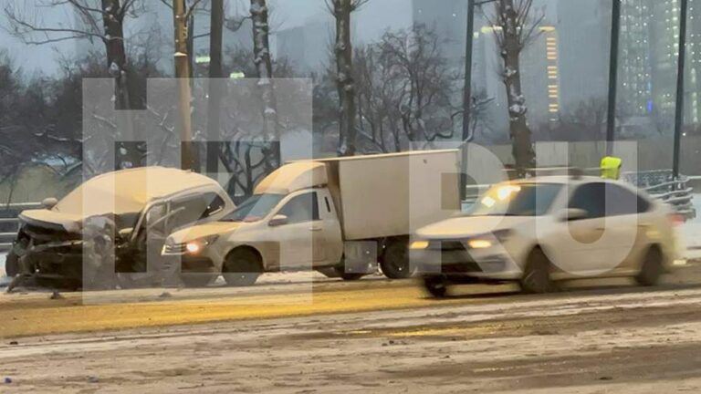 Пять человек пострадали в ДТП на Кутузовском проспекте в Москве