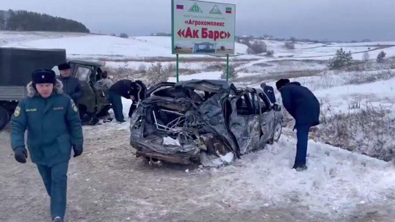 Четыре человека погибли при столкновении легковушек в Татарстане