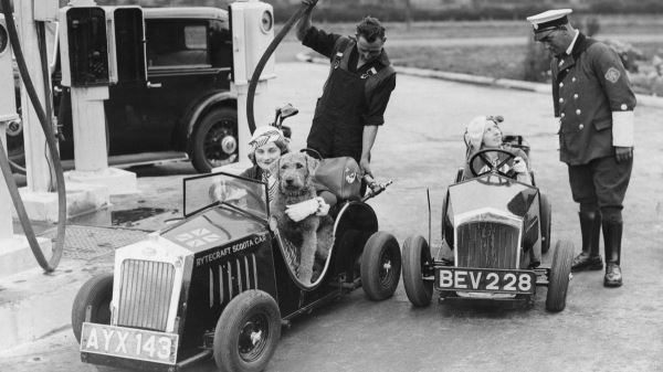 Фото дня: мини-автомобили на заправке, 1934 год