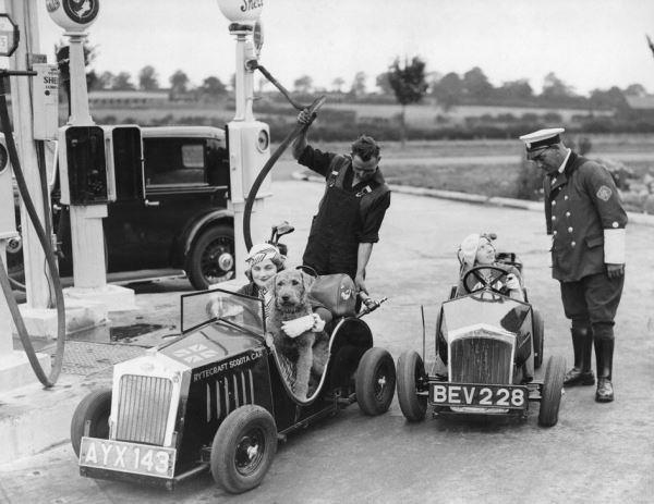 Фото дня: мини-автомобили на заправке, 1934 год