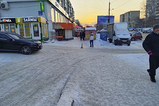 Toyota без водителя сбила женщину на Бориса Богаткова в Новосибирске