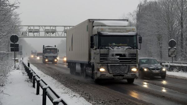 Автоэксперт перечислил девять правил езды на автомобиле в непогоду зимой