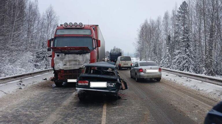 Три человека пострадали в ДТП с пятью автомобилями в Кировской области