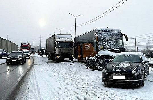 Сразу несколько массовых ДТП произошло на платной трассе М-4