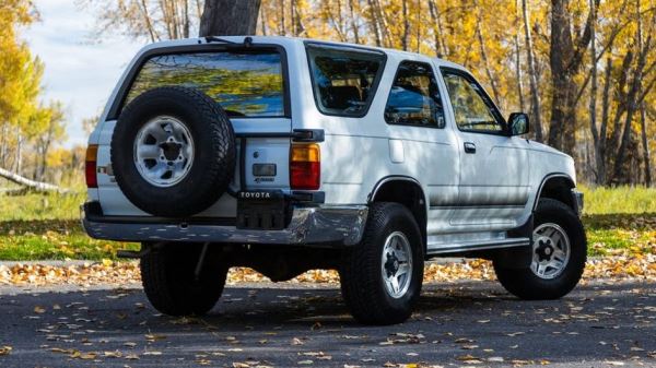 На продажу выставили старинный Toyota 4Runner