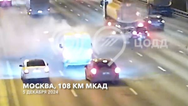 Попало на видео, как на МКАД «шашечник» разбил о бензовоз стоящую машину