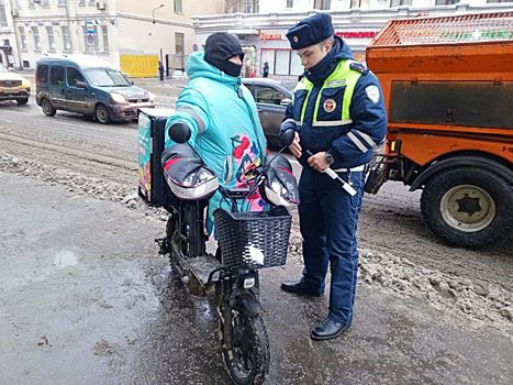 Сотрудники ГИБДД УВД по ЦАО напомнили гражданам о важности соблюдения Правил дорожного движения