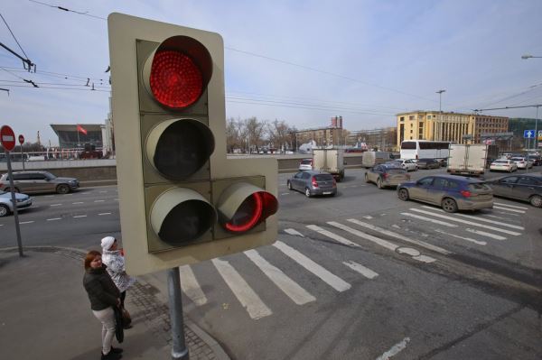 Россиян предостерегли от включения «нейтрали» перед светофором