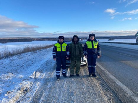 В Свердловской области автоинспекторы помогли водителю большегруза, попавшему в сложную ситуацию